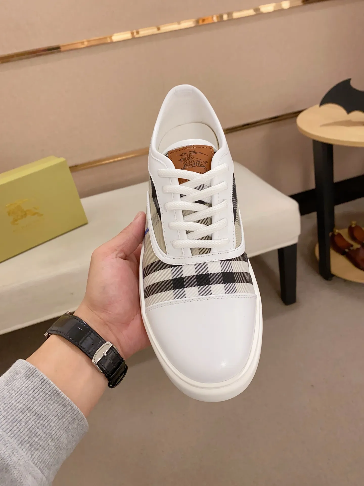 Men's shoes💰: 400💰🇮🇹🇮🇹The counters are synchronized with BURBERRY's top purchasing agents🔍🔍Synchronized sales. Positive code number: 38-44. Italian imported cowhide with official website fabric. Fully imported sheepskin lining, sole: original sole provided by the original factory, exclusive movable molded sole, super comfortable, original factory follow-up goods, 🔍🔍high quality, you can enter and leave the counter at will, welcome to compare (can be customized 45)